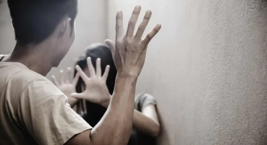 (VIDEO) Një vit burg për 21 vjeçarin që sulmoi partneren shtatëzënë