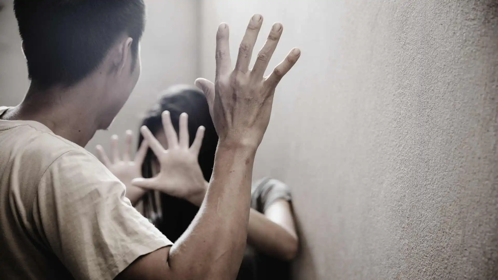 (VIDEO) Një vit burg për 21 vjeçarin që sulmoi partneren shtatëzënë