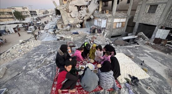 Familja palestineze çel iftarin mes rrënojave të shtëpisë së shkatërruar nga sulmet izraelite në Gaza