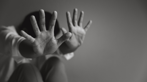 (VIDEO) Do të ndryshohen 8 ligje për mbrojtje më të fortë nga dhuna në familje