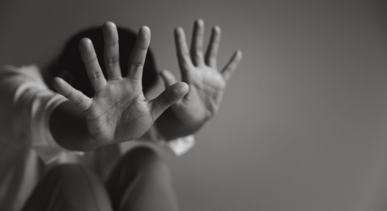 (VIDEO) Do të ndryshohen 8 ligje për mbrojtje më të fortë nga dhuna në familje