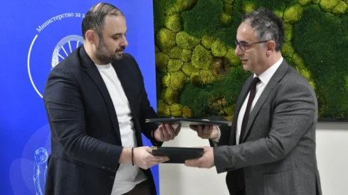 (VIDEO) Nënshkruhet marrëveshja e qirasë, në Qendrën Klinike do të ndërtohen dy garazhe me kate