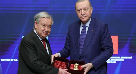 Presidenti turk i dorëzon çmimin ndërkombëtar të paqes kreut të OKB-së
