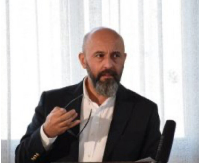 Ai që ka një mbulesë të dyfishtë: Një bisedë me Dhulkiflin a.s.