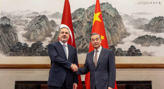 Ministri i Jashtëm turk diskuton zhvillimet rajonale me homologun kinez