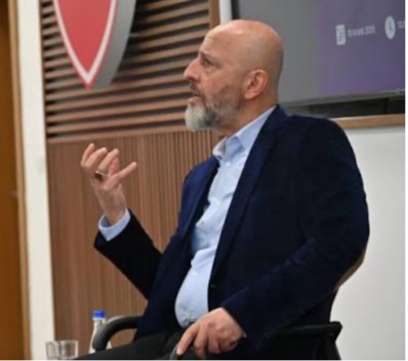 Ai që mori mantelin e dritës: Një bisedë me Eljesain a.s.