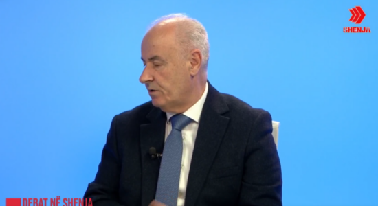 Ziberi kritikon Kostadinoskin: Si mund të lejohet anglishtja, por jo shqipja në SMS-të e gjobave?