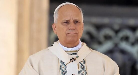 Papa bën thirrje për armëpushim, kërkon paqe përmes dialogut