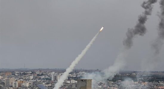 Fragmente raketash bien pranë parlamentit dhe zyrës së Netanyahut në Kuds
