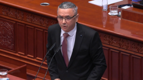 (VIDEO) Deputeti Zejdi dhe kryeministri Mickoski përplasen për gjuhën shqipe
