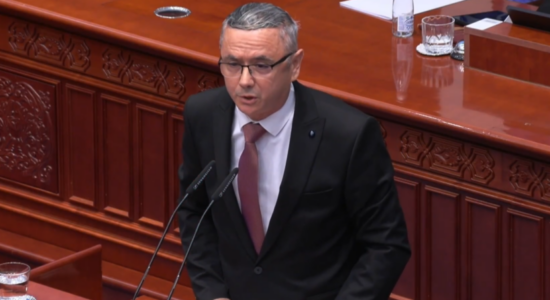 (VIDEO) Deputeti Zejdi dhe kryeministri Mickoski përplasen për gjuhën shqipe
