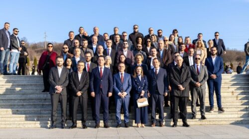 Krerët e VLEN-it bëjnë homazhe në Prekaz: Adem Jashari simbol i sakrificës për liri