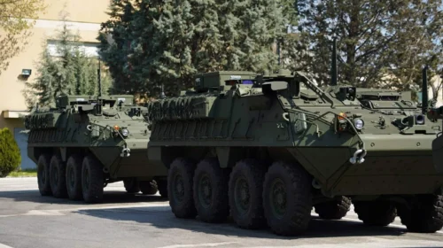 Arrijnë veturat ushtarake amerikane “Stryker” për ushtrinë e Maqedonisë së Veriut