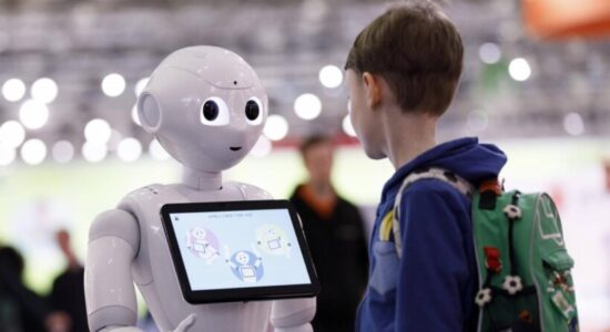 Inteligjenca Artificiale po hyn në shkolla, analiza: A është Ballkani gati?