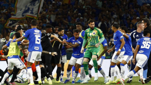 Rrahje masive në Brazil, gjyqtari ndanë 23 kartonë të kuq