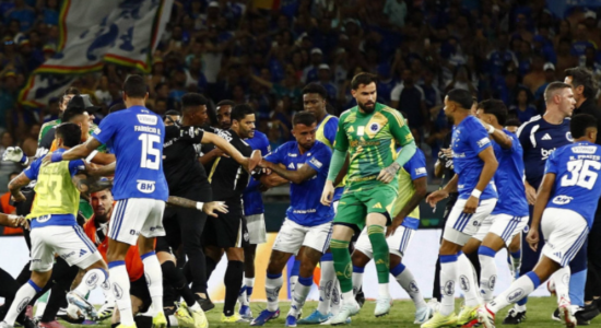 Rrahje masive në Brazil, gjyqtari ndanë 23 kartonë të kuq