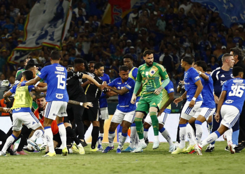 Rrahje masive në Brazil, gjyqtari ndanë 23 kartonë të kuq