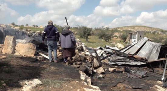Kolonët izraelitë djegin një shtëpi palestineze mes dhunës në rritje në Bregun Perëndimor