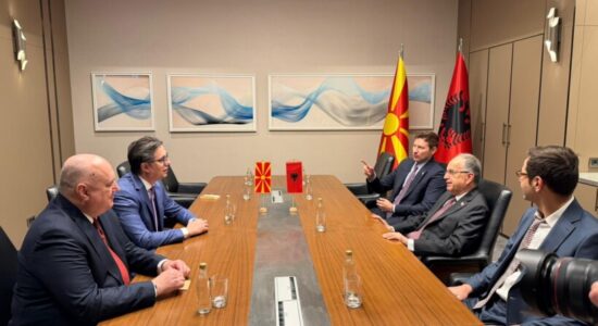 Begaj takohet me ish-presidentin Pendarovski, theksi te marrëdhëniet dypalëshe dhe Korridori 8