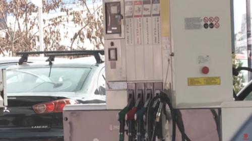 (VIDEO) Pompat kufizojnë dizelin, autoritetet thonë se rezervat janë stabile