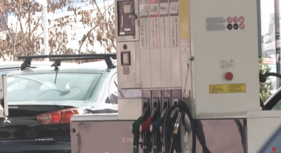 (VIDEO) Pompat kufizojnë dizelin, autoritetet thonë se rezervat janë stabile