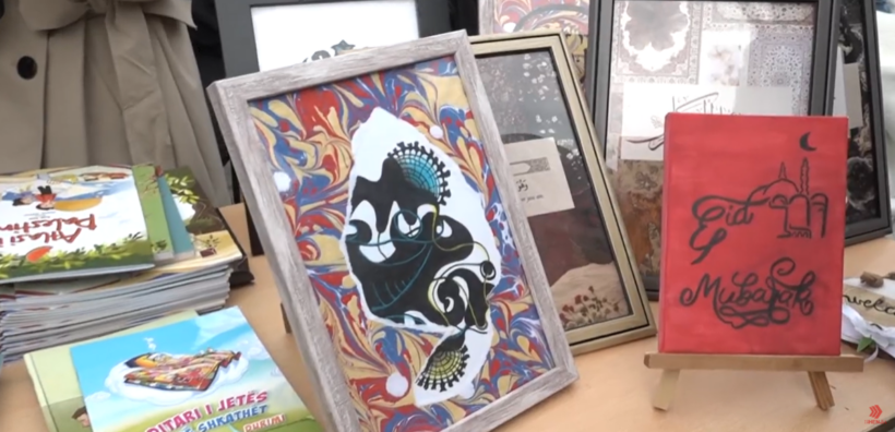 (VIDEO) Hapet ekspozita “Stringël” në sheshin para xhamisë “Murat Pasha” në Çarshi