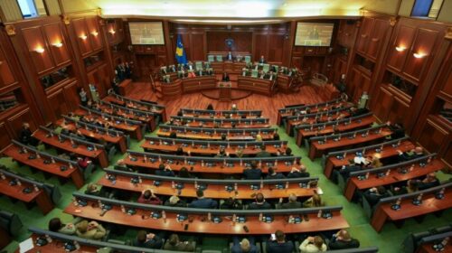 Këto janë emrat që nënshkruan kandidaturën e Fatmire Kollçakut për Presidente