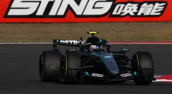 Një 19-vjeçar korr “pole position” e parë në karrierë, ndjek Russell