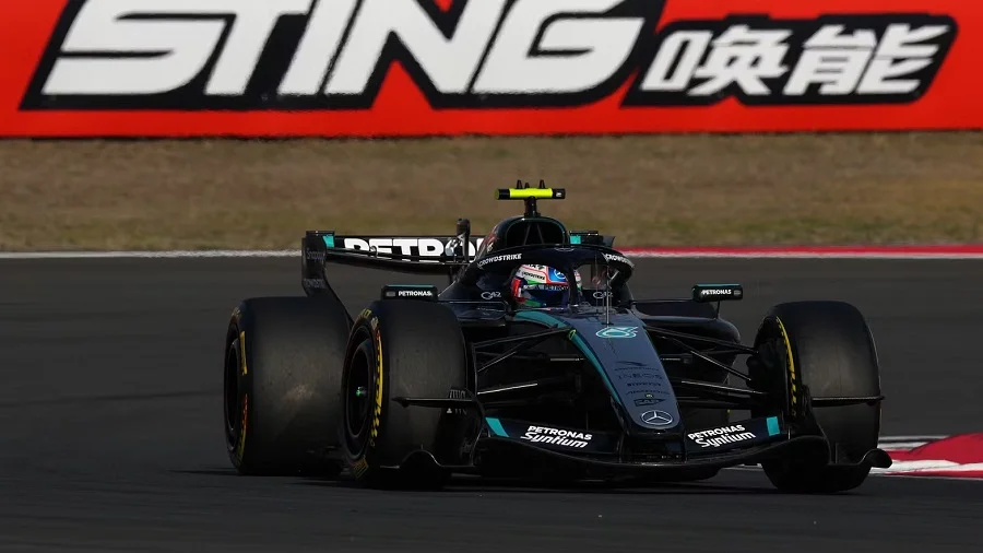 Një 19-vjeçar korr “pole position” e parë në karrierë, ndjek Russell