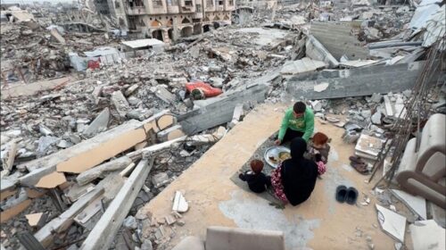Gaza, familja palestineze shtron iftar mbi rrënojat e shtëpisë së shkatërruar nga sulmet izraelite