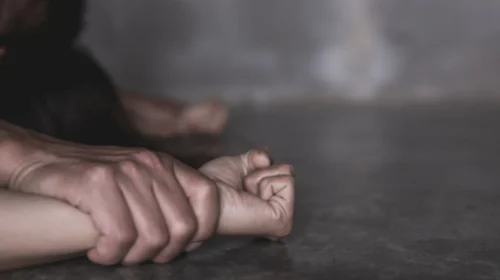 Ndalohet një 25-vjeçar në Shkup, sulmoi dhe e kërcënoi 22-vjeçaren me të cilën njihej paraprakisht