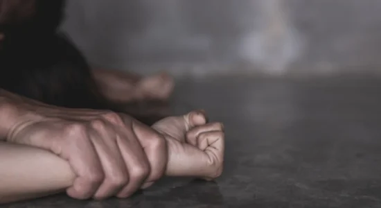 Ndalohet një 25-vjeçar në Shkup, sulmoi dhe e kërcënoi 22-vjeçaren me të cilën njihej paraprakisht