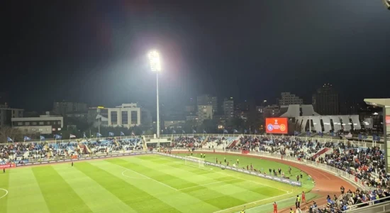 Lojtarët e Kosovës dalin në fushë për të inspektuar terrenin ku do të luhet ndeshja