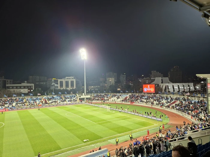 Lojtarët e Kosovës dalin në fushë për të inspektuar terrenin ku do të luhet ndeshja