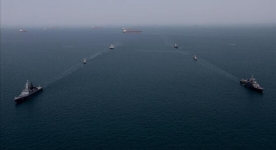 Irani shqyrton vendosjen e tarifave për anijet që kalojnë në Ngushticën e Hormuzit