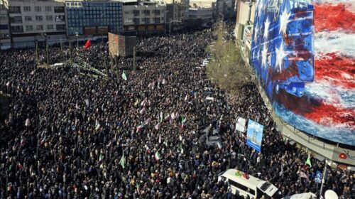 Zi kombëtare dhe protesta shpërthejnë në Iran pas vrasjes së lideri suprem Khamenei në sulmet SHBA-Izrael