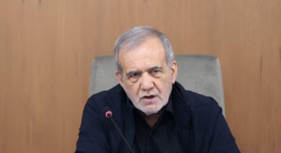 Presidenti iranian: Vrasja e Khameneit është “një luftë e hapur kundër myslimanëve”