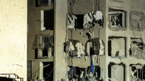 Qyteti i Aradit në Izrael ka pësuar dëme të mëdha pas një sulmi raketor iranian, rreth 200 të lënduar