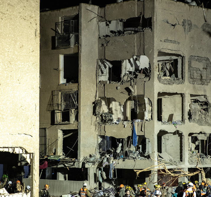 Qyteti i Aradit në Izrael ka pësuar dëme të mëdha pas një sulmi raketor iranian, rreth 200 të lënduar