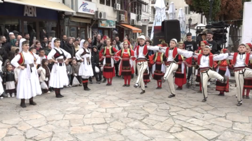 (VIDEO) Manifestimi tradicional “Kandilat e Bajramit”, festë e atmosferë gëzimi