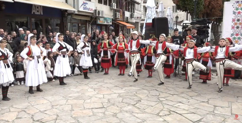 (VIDEO) Manifestimi tradicional “Kandilat e Bajramit”, festë e atmosferë gëzimi