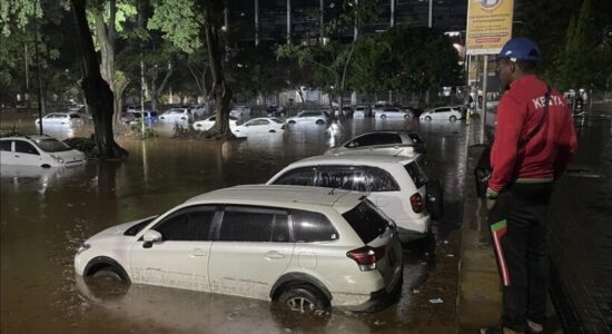 Të paktën 10 të vdekur nga përmbytjet që morën automjete dhe përmbytën shtëpi në kryeqytetin e Kenias