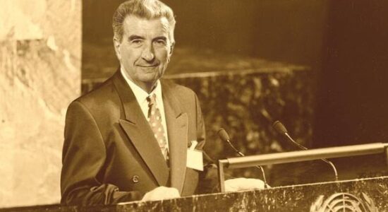 Dokumentet e CIA-s: Kiro Gligorovit i janë ofruar 100 milionë dollarë për ta ndryshuar emrin e Maqedonisë