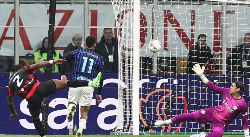 Milani triumfon në derbin ndaj Interit dhe rihap garën për titull