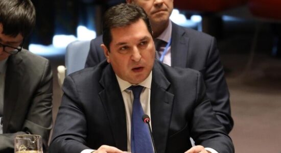 Ambasadori rus: Moska po ndërmerr hapat e nevojshëm për zgjidhjen e konfliktit në Lindjen e Mesme