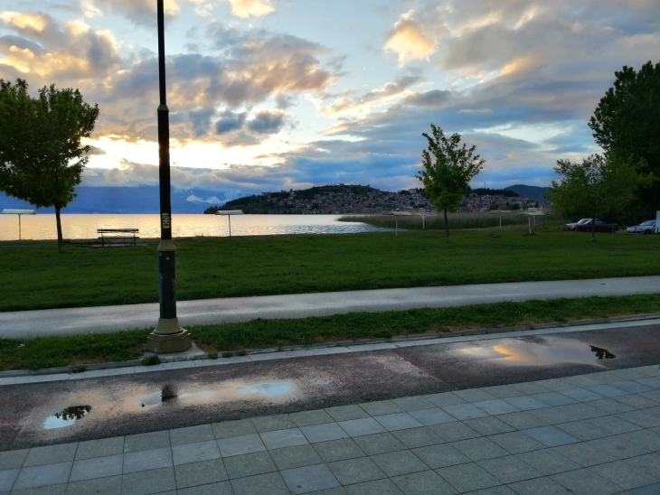 Mot i ndryshueshëm me vranësira dhe periudha me diel