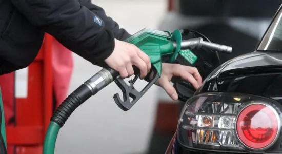 Qeveritë nisin kursimin për naftën/ Spanja, Italia dhe Serbia ulin akcizën