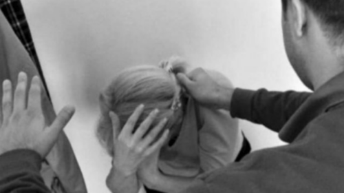 Arrestohet 23-vjeçari, dyshohet se ka rrahur nënën