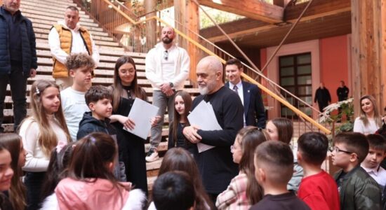 Ambasadori i Shqipërisë në RMV dhe fëmijët e Manastirit vizitojnë Kryeministrinë