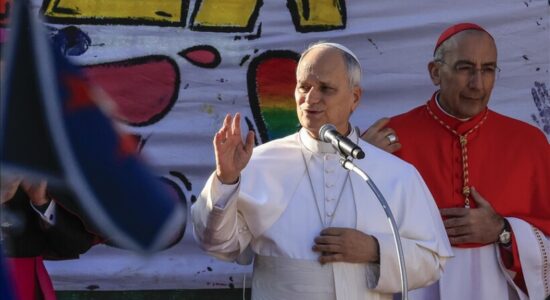 Papa: Mediat të tregojnë realitetin e luftës për të shmangur shndërrimin e saj në një “video loj